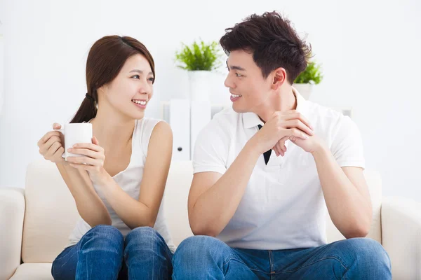 Feliz casal jovem relaxante no sofá — Fotografia de Stock