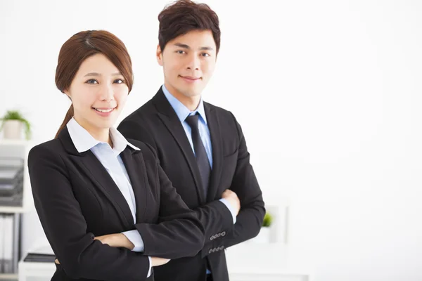 Молодой бизнесмен и женщина в офисе — стоковое фото