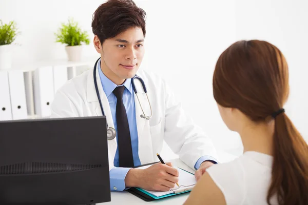 Médecin parlant avec une patiente au bureau — Photo