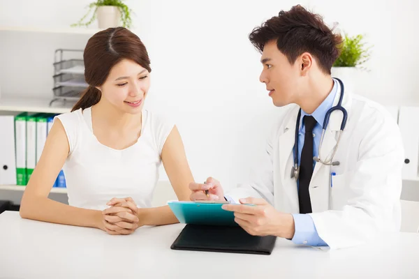 Asiático médico hablando con mujer paciente en oficina —  Fotos de Stock