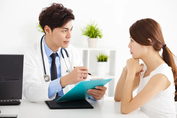 Läkare pratar med kvinnliga tålmodig i office — Stockfoto
