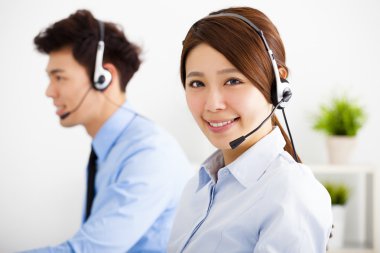  iş kadını ve işadamı çalışma office kulaklık ile