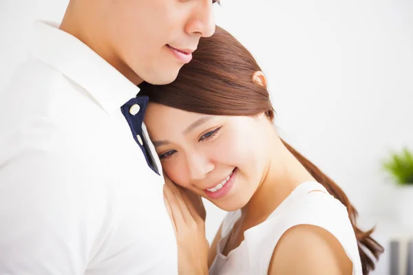 在爱的幸福微笑年轻夫妇 — 图库照片