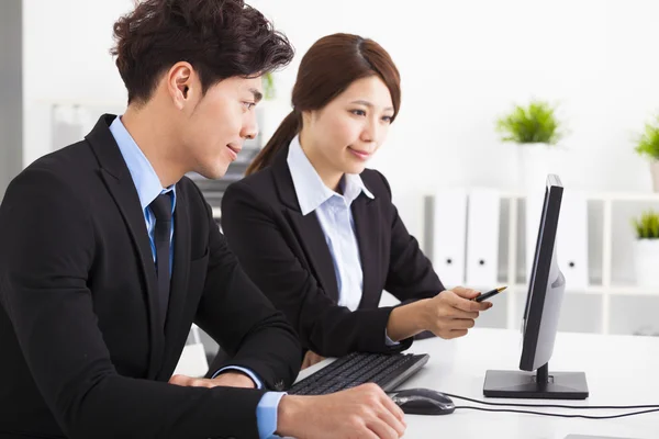 Geschäftsleute treffen sich und schauen in den Computer — Stockfoto