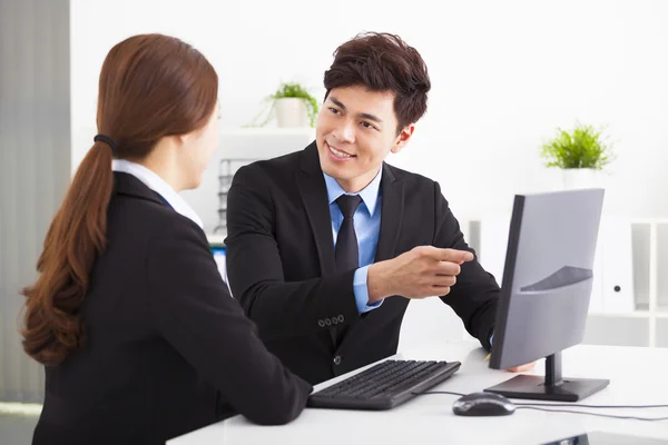 Business people Having Meeting and looking the computer — Stock Photo, Image