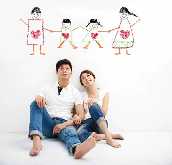 Gelukkige jonge paar op zoek het familie concept tekenen — Stockfoto