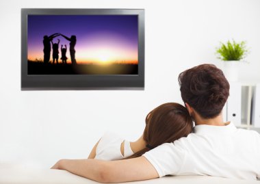 Genç çiftin aile kavramı tv programı izlerken