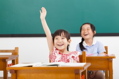 mutlu okul çocukları sınıfta el kaldırdı