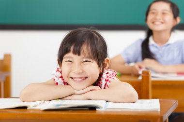 mutlu küçük kızlar sınıfta