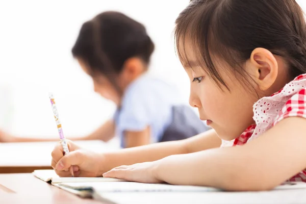 Bambini felici studiano in classe — Foto Stock