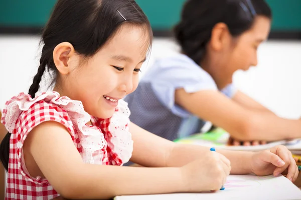 De gelukkige kinderen in de klas — Stockfoto