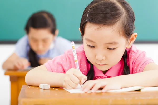 Bambini in classe con penna in mano — Foto Stock