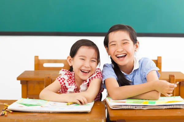 Gelukkig weinig meisjes in de klas — Stockfoto