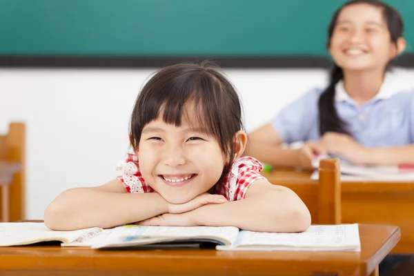 Glada små flickor i klassrummet — Stockfoto