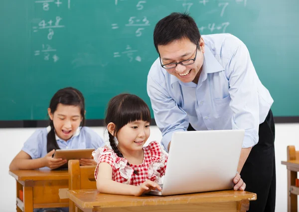 Lehrer unterrichtet den Computer mit Kindern im Klassenzimmer — Stockfoto