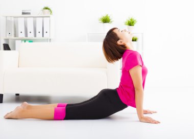 yere uzanan güzel genç kadın 