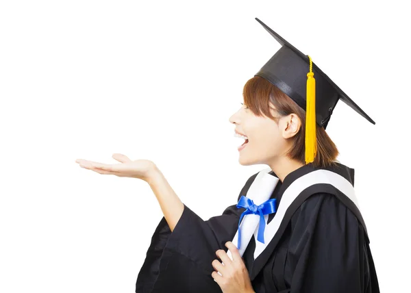 Sorprendido joven mujer graduándose sosteniendo diploma y mirando — Foto de Stock