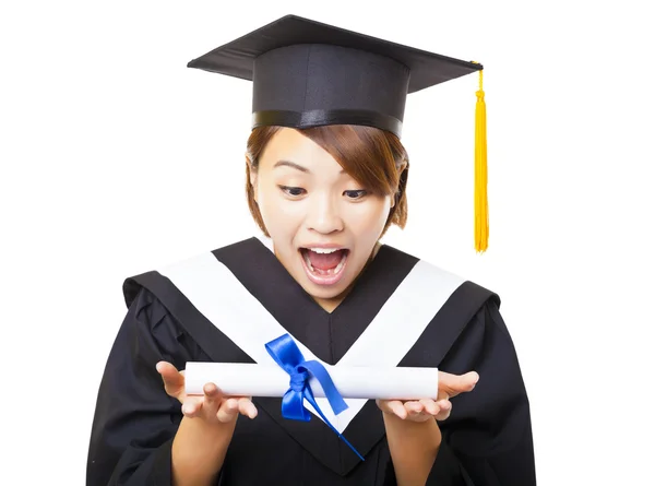 Verrast jonge vrouw bedrijf diploma afgestudeerd en op zoek — Stockfoto