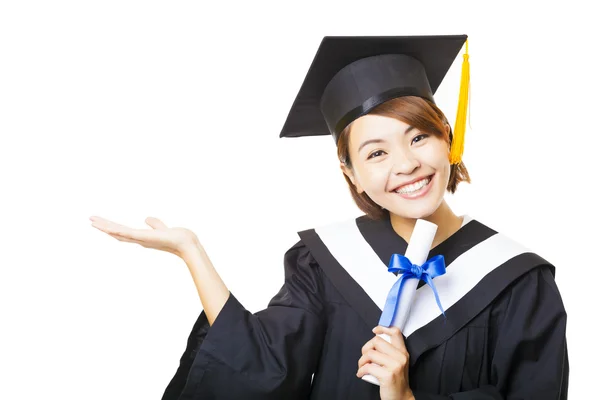 Feliz joven mujer graduándose sosteniendo diploma y mostrando gesto —  Fotos de Stock