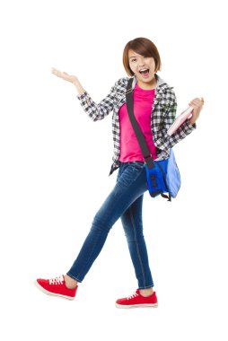 Kitap tutan ve bir şey gösteren genç mutlu öğrenci