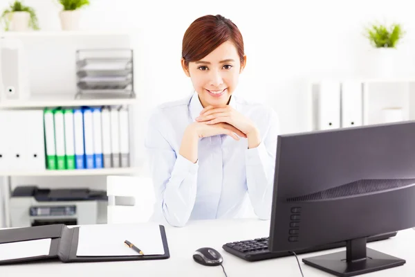 Young  business woman working in the office — Stock Photo, Image