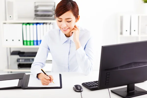 Young  business woman working in the office — Stock Photo, Image