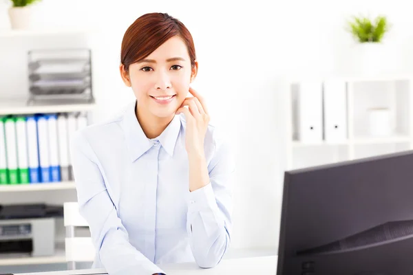 Young  businesswoman working in the office — Stock Photo, Image