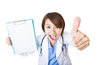 genç kadın doktor boş Pano başparmak ile gösterilen