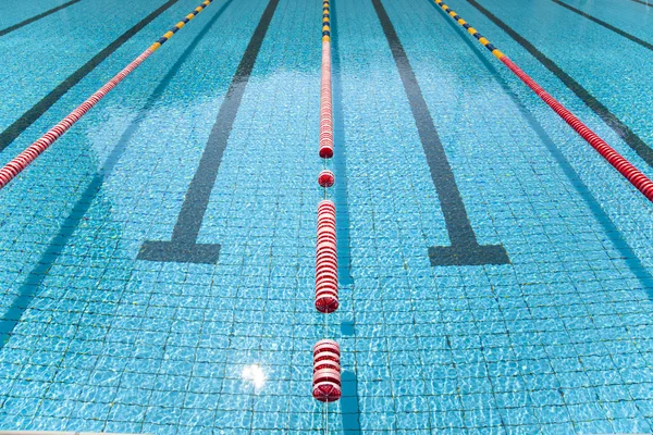 Linea blu di corsia in piscina trasparente — Foto Stock