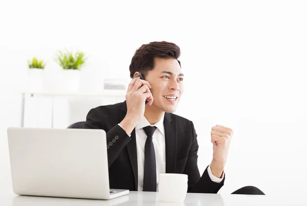 Homem de negócios feliz falando ao telefone no escritório — Fotografia de Stock