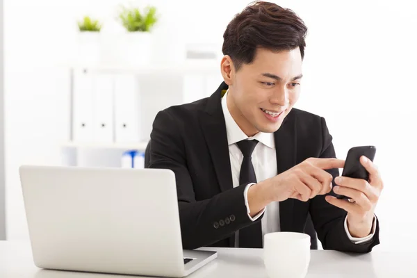 Gelukkig jonge zakenman werken met slimme telefoon — Stockfoto