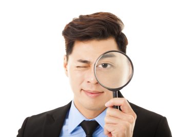 İş adamı büyüteçle bakıyor