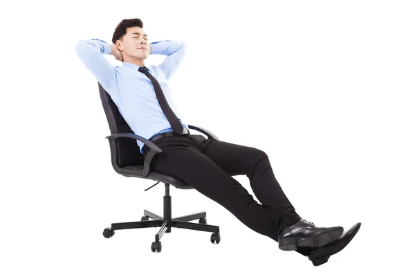 Spokojny młody biznesmen, siedząc w fotelu na białym tle — Zdjęcie stockowe