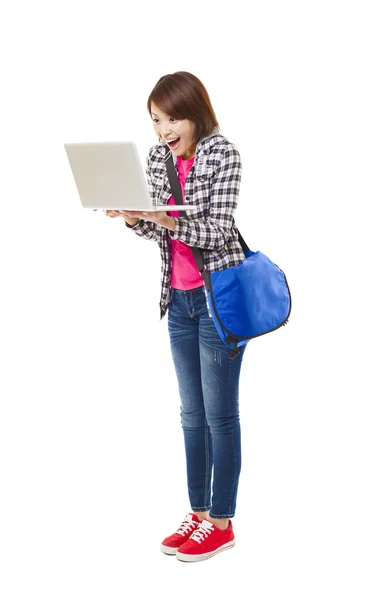 Surpresa Jovem estudante feliz com laptop — Fotografia de Stock