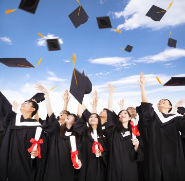 mutlu öğrenciler mezuniyet kapaklar havaya fırlatma