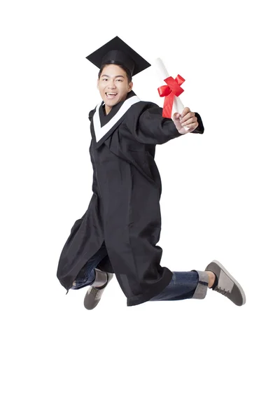 Zadowolony student absolwent szaty skoki na białym tle — Zdjęcie stockowe