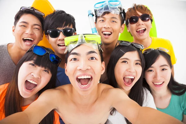 Grupo de amigos sorridentes com câmera tirando auto foto — Fotografia de Stock