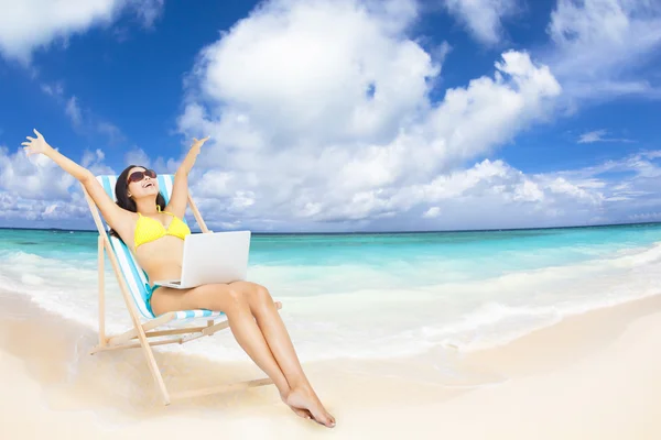 Mulher feliz com laptop na praia tropical — Fotografia de Stock