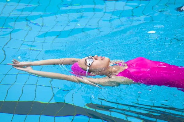 Mulheres jovens está nadando na piscina — Fotografia de Stock