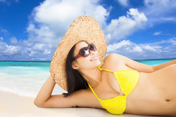 Schöne junge Frau posiert im Bikini am Strand — Stockfoto