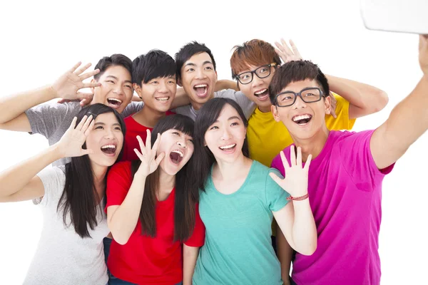 Gruppe lächelnder Freunde mit Kamera, die Selbstfotos macht — Stockfoto