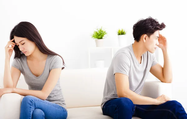 Ungt par talar inte efter slagsmål i vardagsrum — Stockfoto