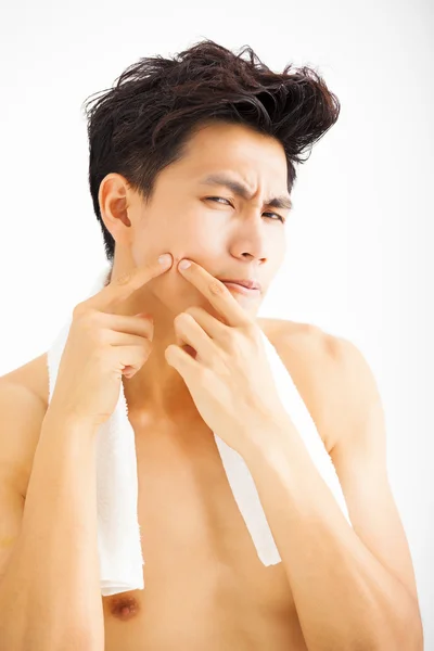 Handsome young man Squeezing pimple — Stock Photo, Image