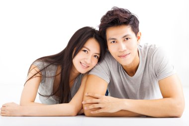 Genç mutlu çifte sarılma ve gülümseyen