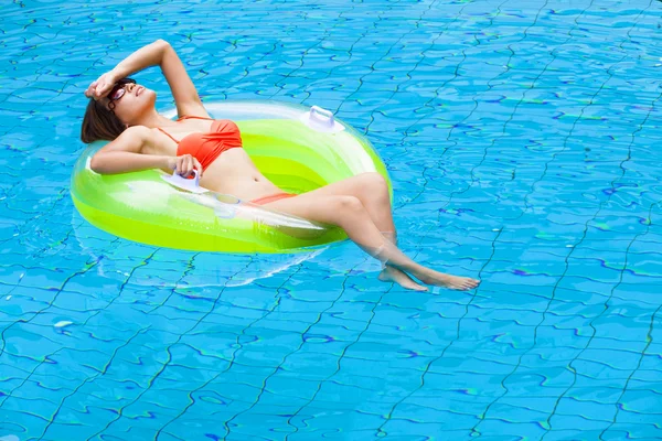 수영장에서 쉬고 있는 젊은 여자 — 스톡 사진