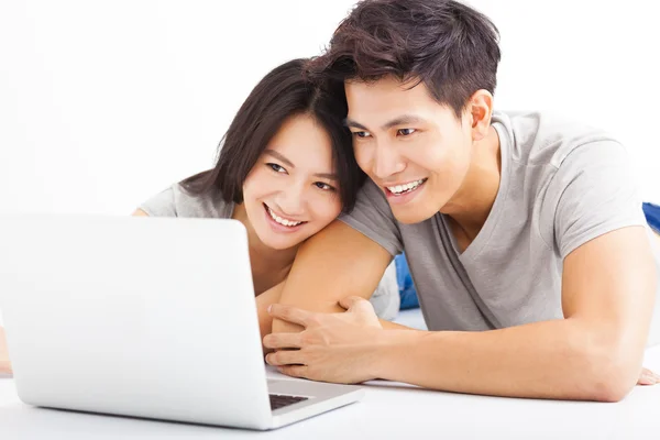 Joven pareja feliz viendo el ordenador portátil — Foto de Stock