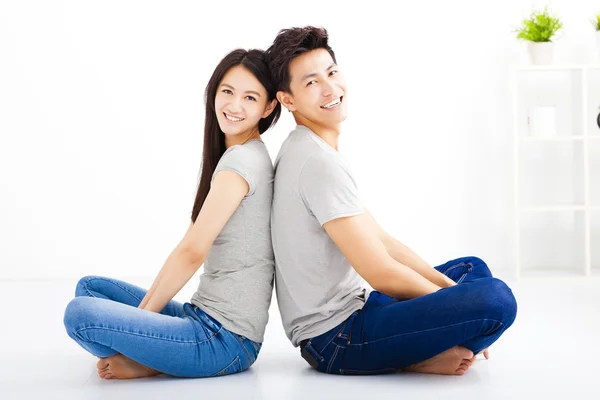 Jovem casal feliz sentado juntos — Fotografia de Stock