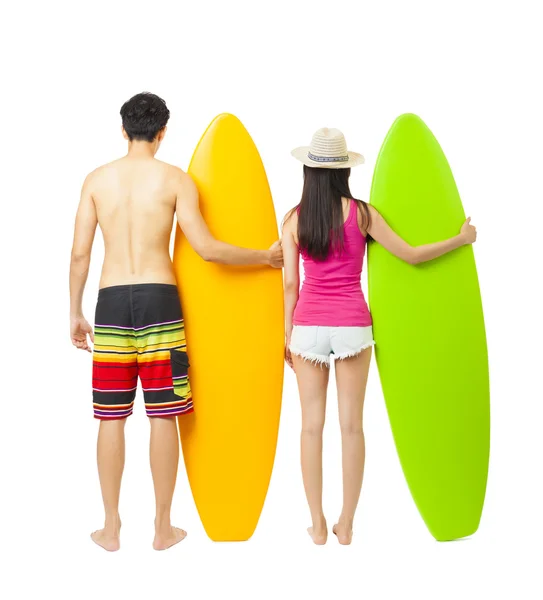 Vista trasera joven pareja de surfistas con tabla de surf — Foto de Stock