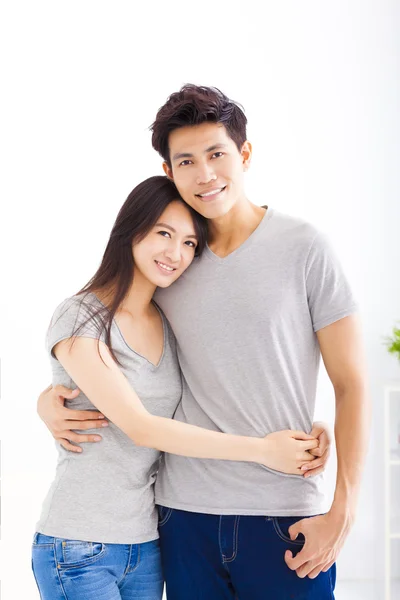 Jovem casal feliz abraçando e sorrindo — Fotografia de Stock