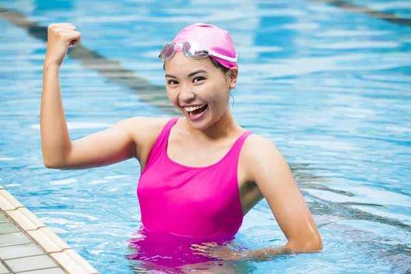 Ung vacker kvinna i poolen — Stockfoto